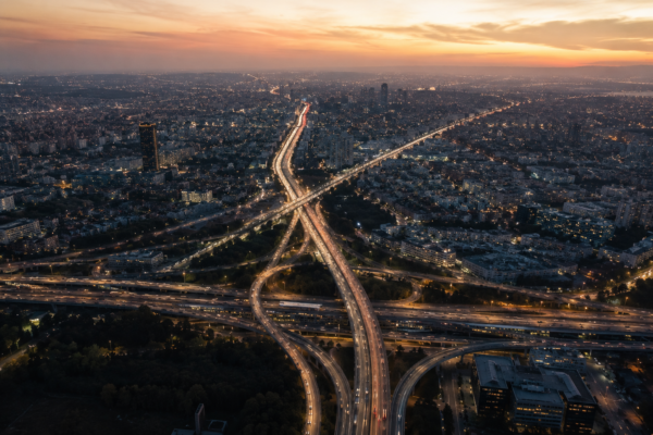 Vue aérienne d'une grande ville illustrant l'évolution du SEO classique vers une visibilité digitale multicanale